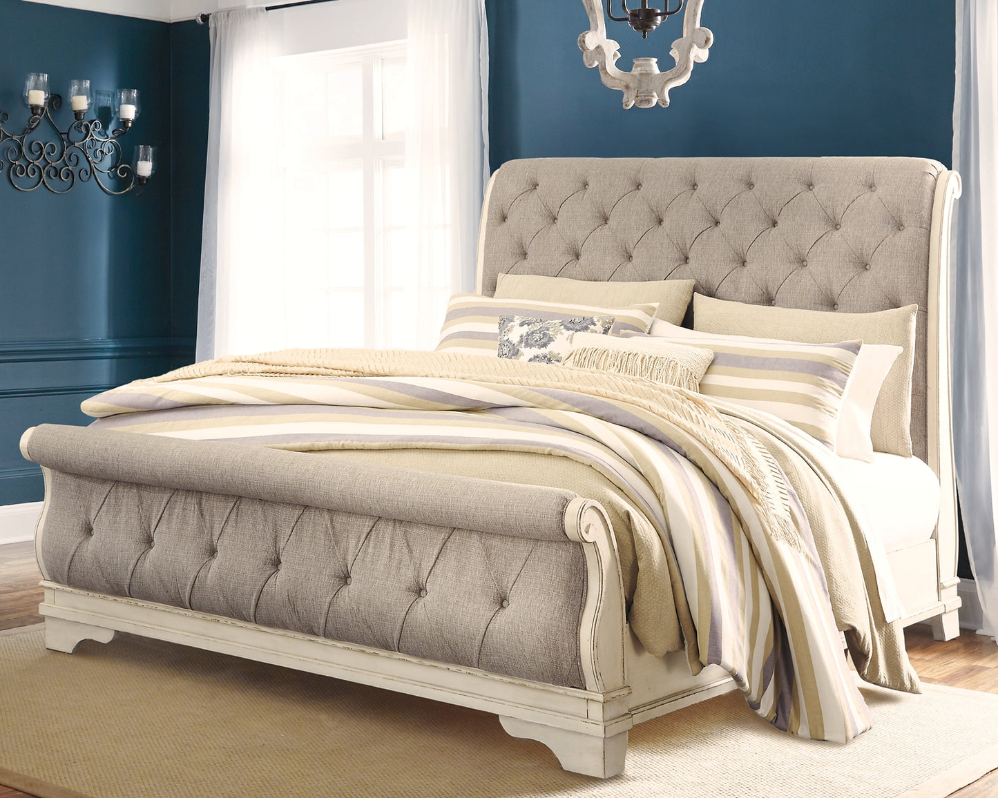 Realyn Sleigh Bed With Mirrored Dresser And 2 Nightstands