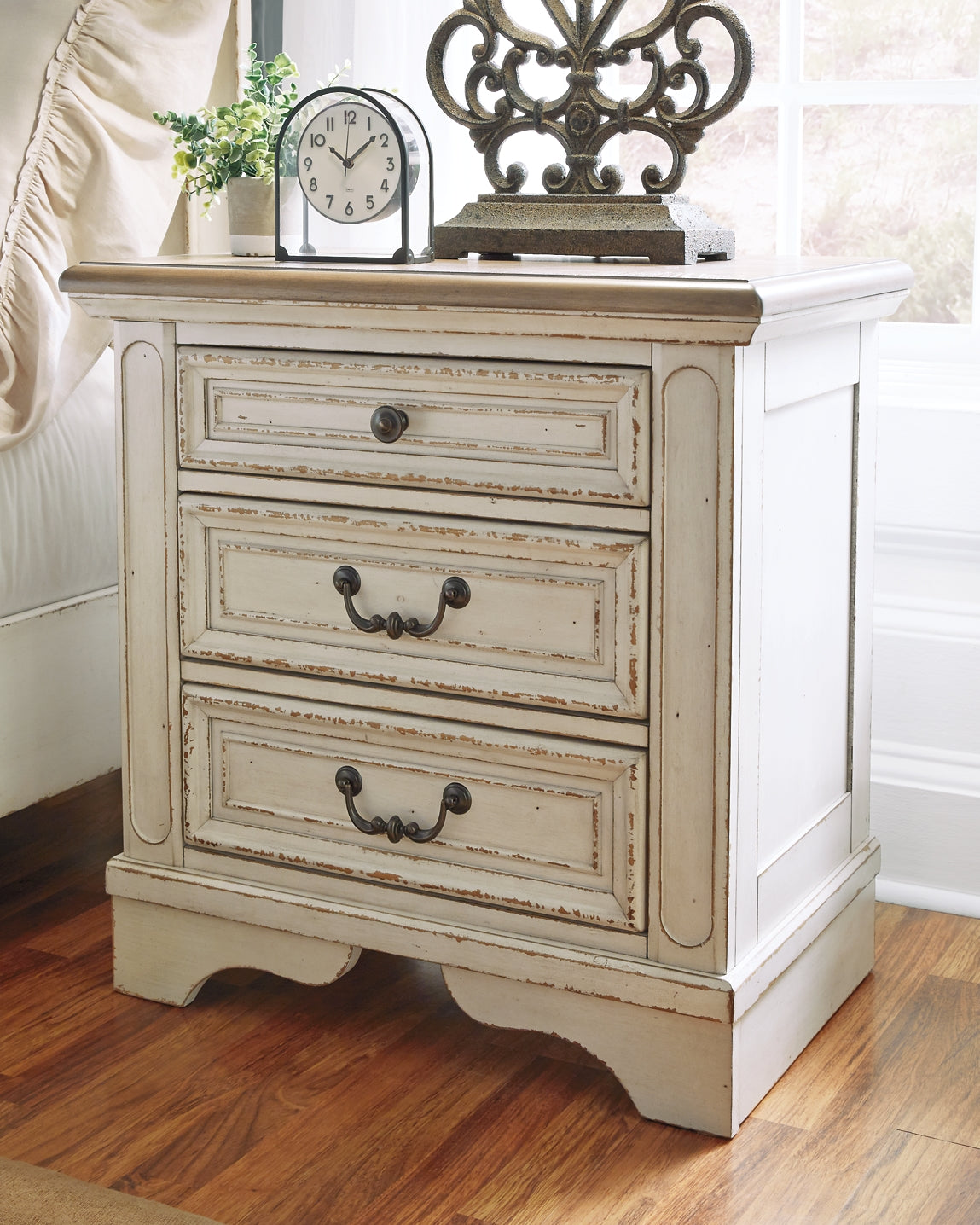 Realyn Sleigh Bed With Mirrored Dresser And 2 Nightstands