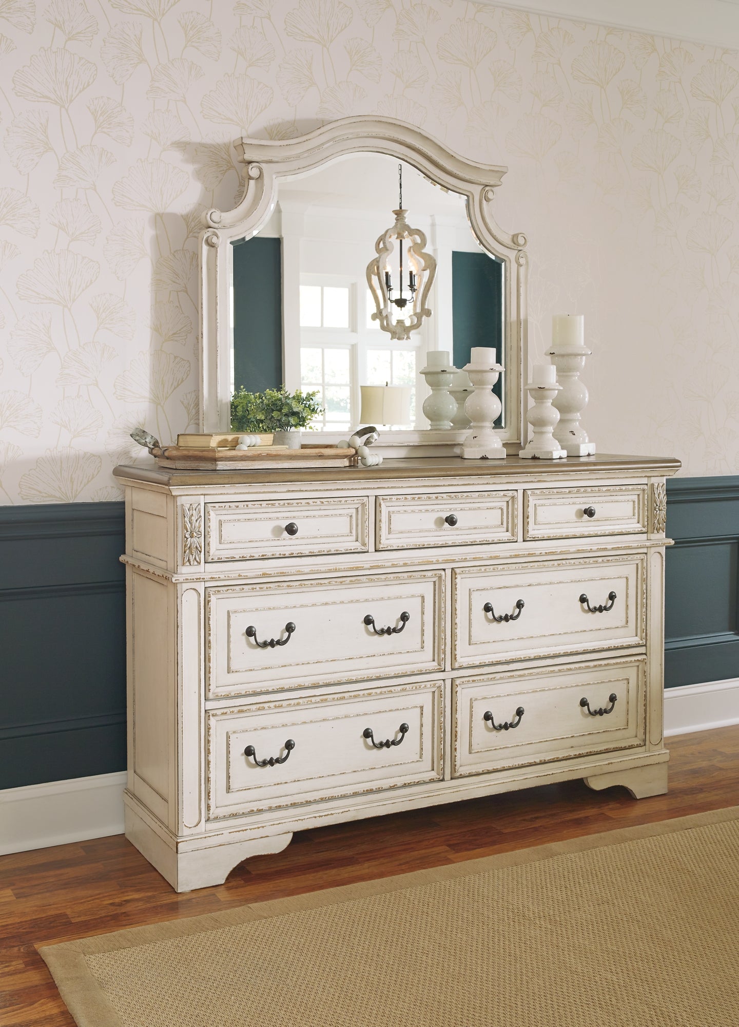Realyn Sleigh Bed With Mirrored Dresser And 2 Nightstands