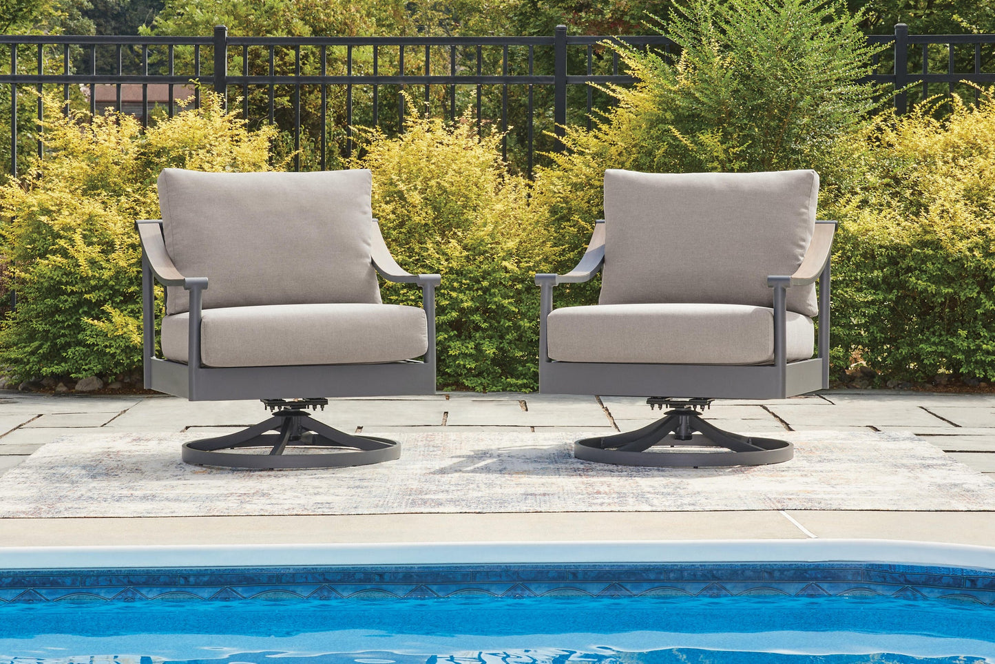 Ocean Beach Swivel Lounge w/ Cushion