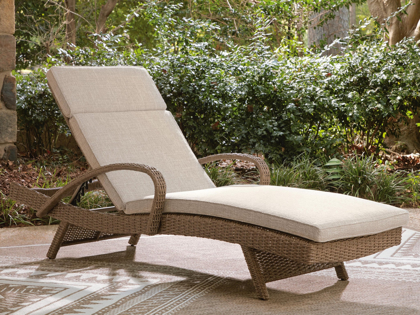 Laguna Heights Chaise Lounge with Cushion